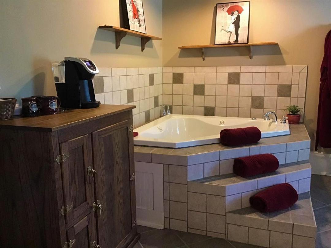 Plain & Fancy Bed & Breakfast Ironton 외부 사진