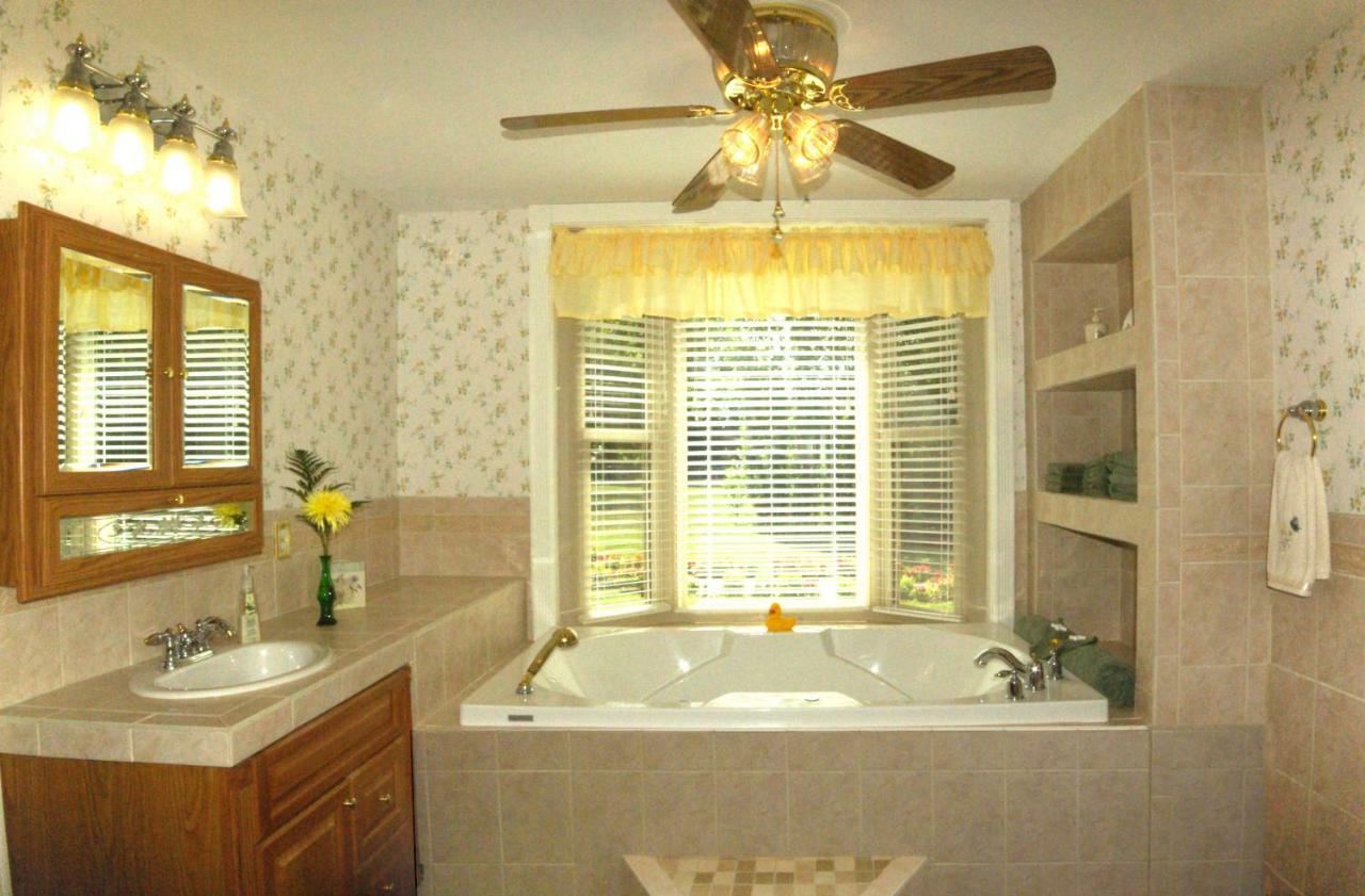Plain & Fancy Bed & Breakfast Ironton 외부 사진